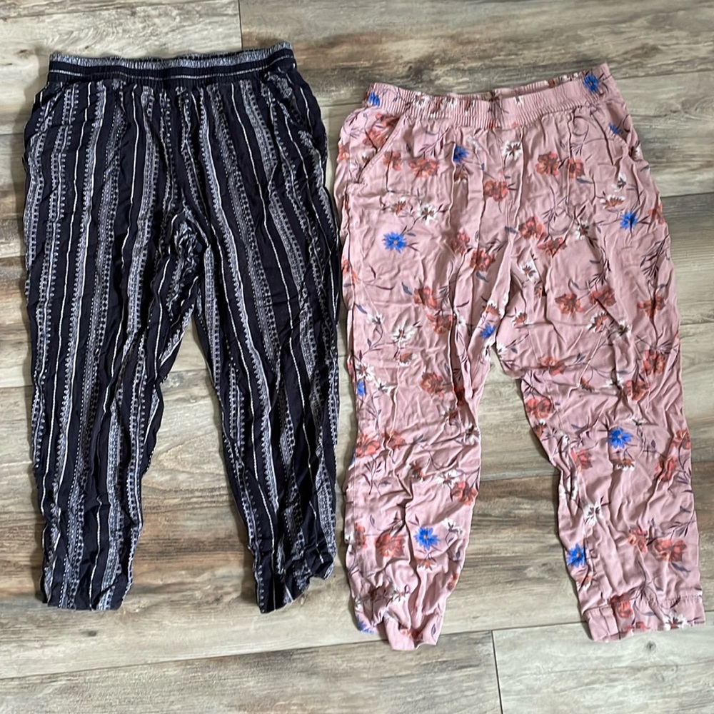 ⭐️3 FOR  $8⭐️ see shop for items!
Soft funky pants 2 pack
